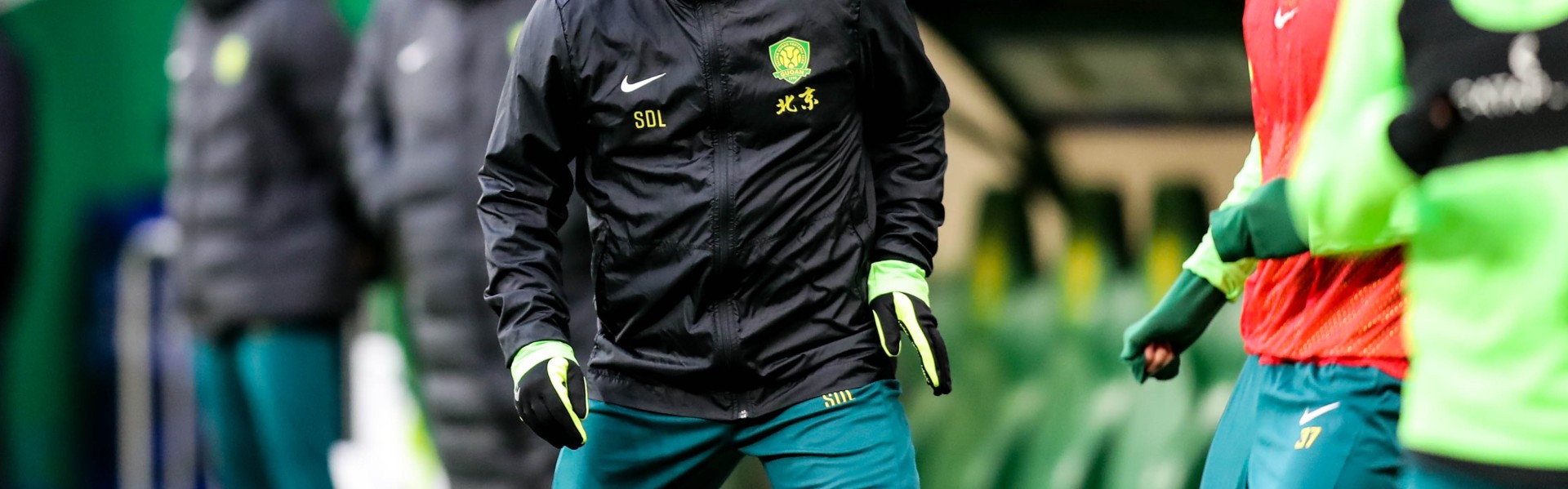 ?向裁判投掷水瓶！中足联官方：国安领队隋东亮禁赛5场，罚款5万元